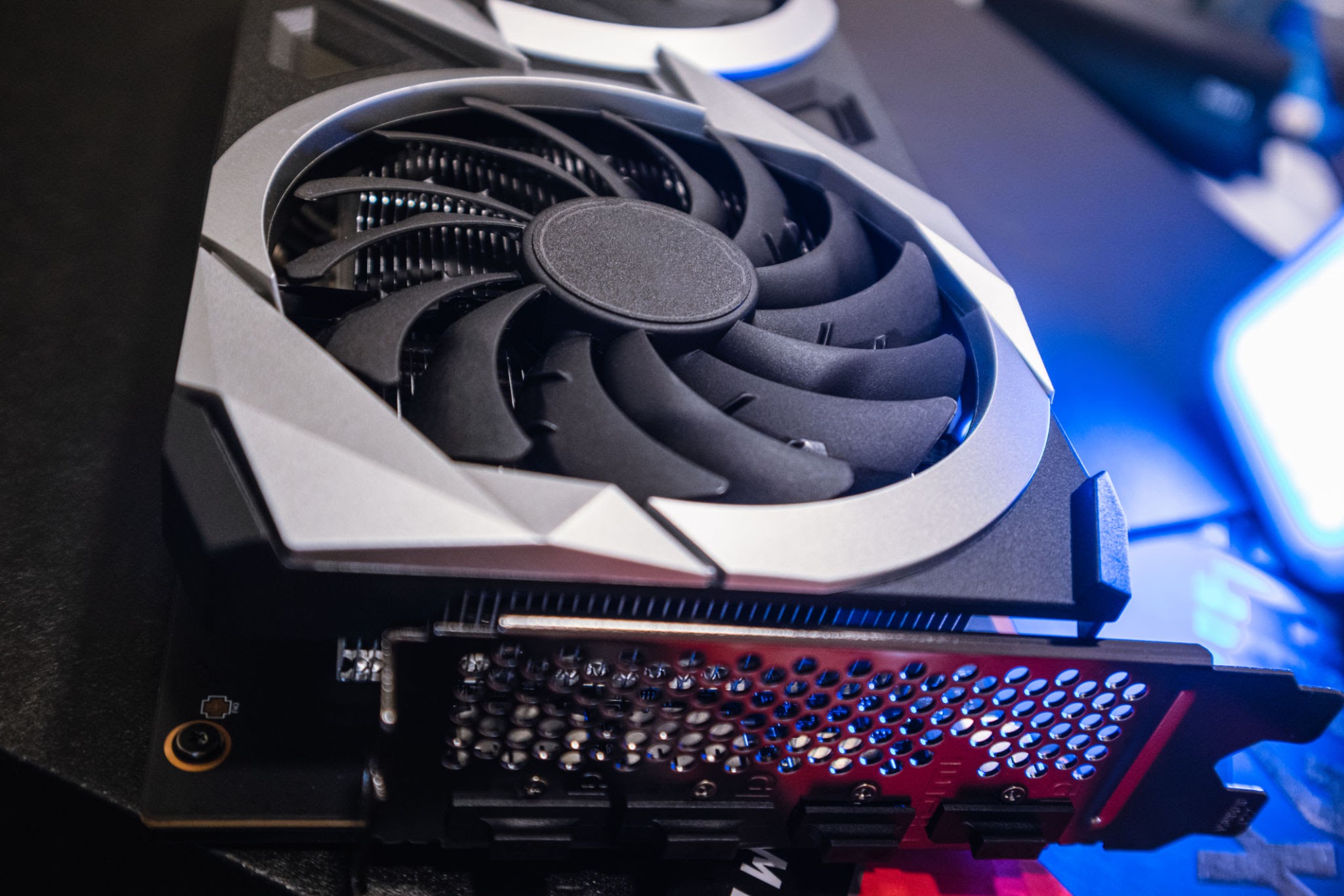 GPU nova no gabinete de computador.